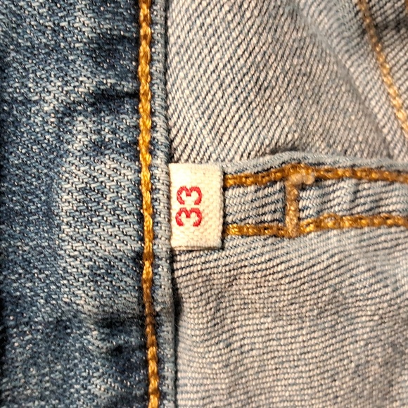 Levi's woman size 33 Capri jean shorts - Picture 3 of 6